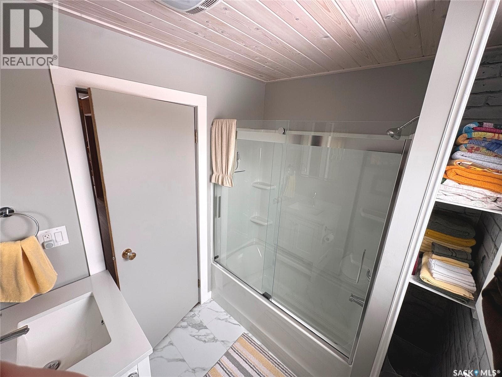 517 Demaer Bay photo 10