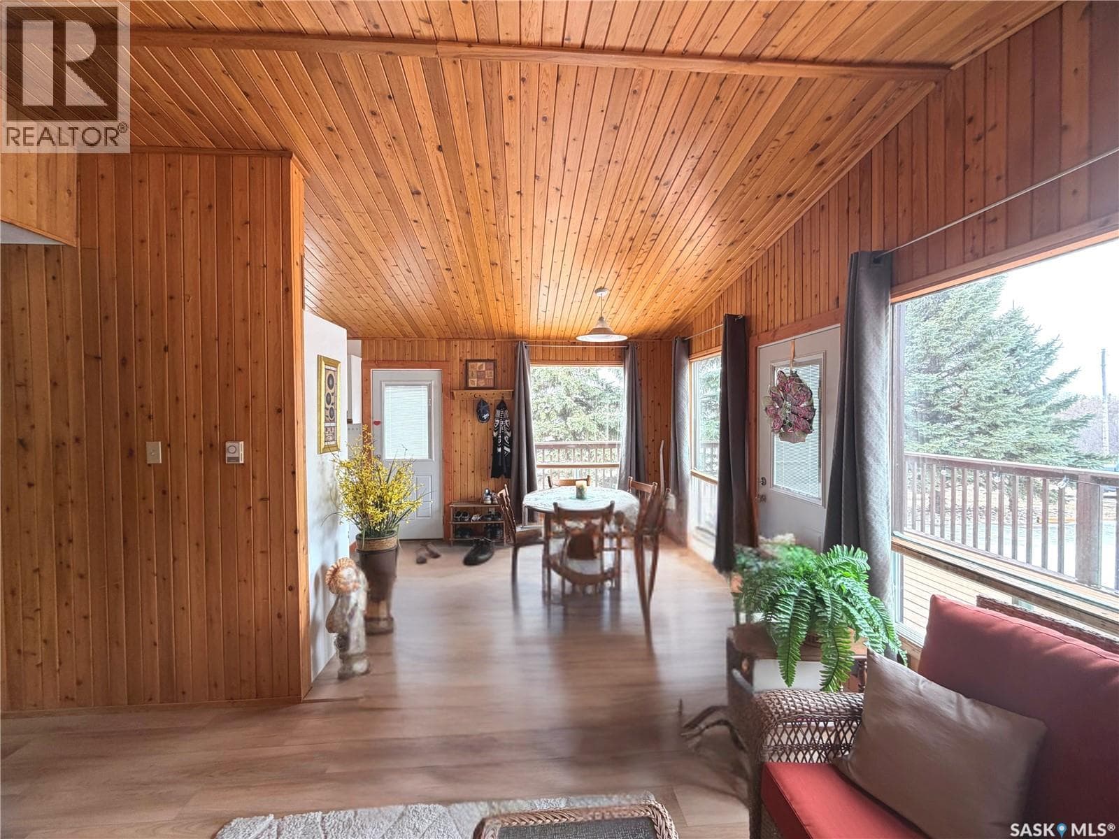 517 Demaer Bay photo 5