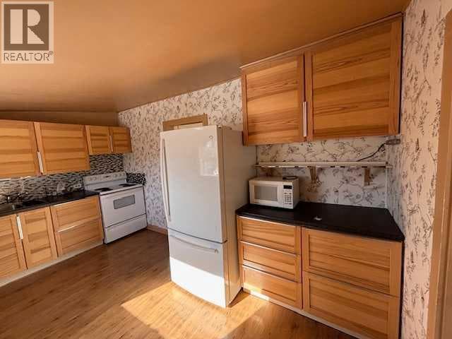 341 50 Avenue W photo 6