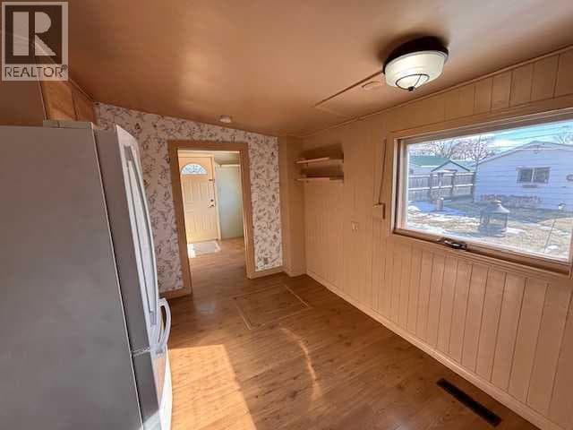 341 50 Avenue W photo 7