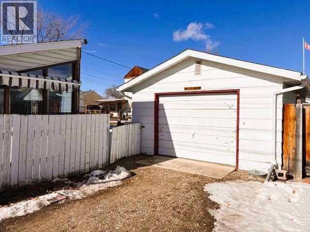 341 50 Avenue W photo 4