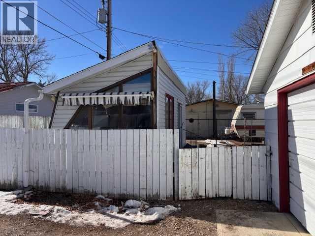 341 50 Avenue W photo 5
