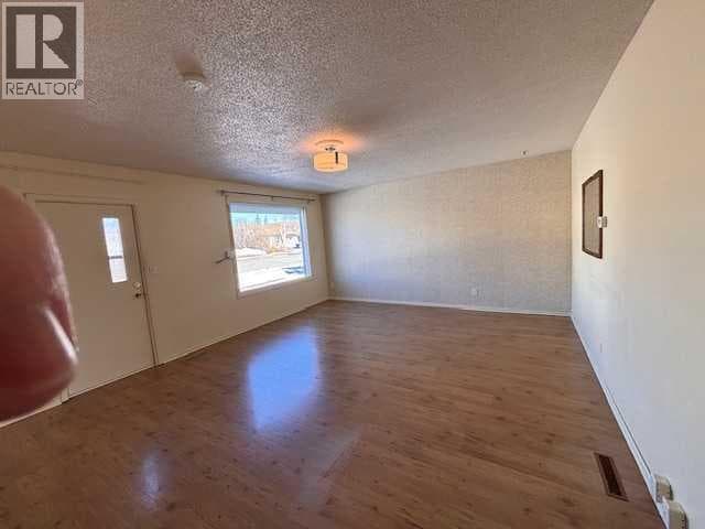 341 50 Avenue W photo 8