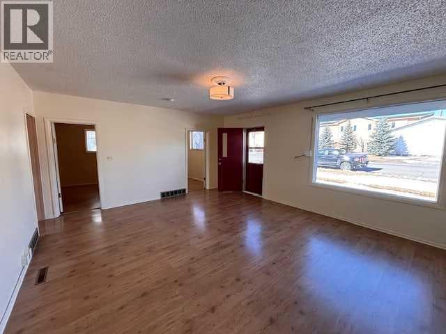 341 50 Avenue W photo 9
