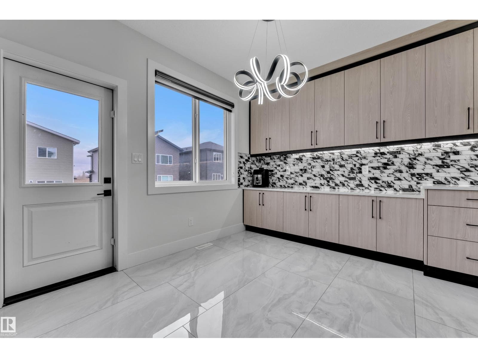 5936 18 ST NE photo 8