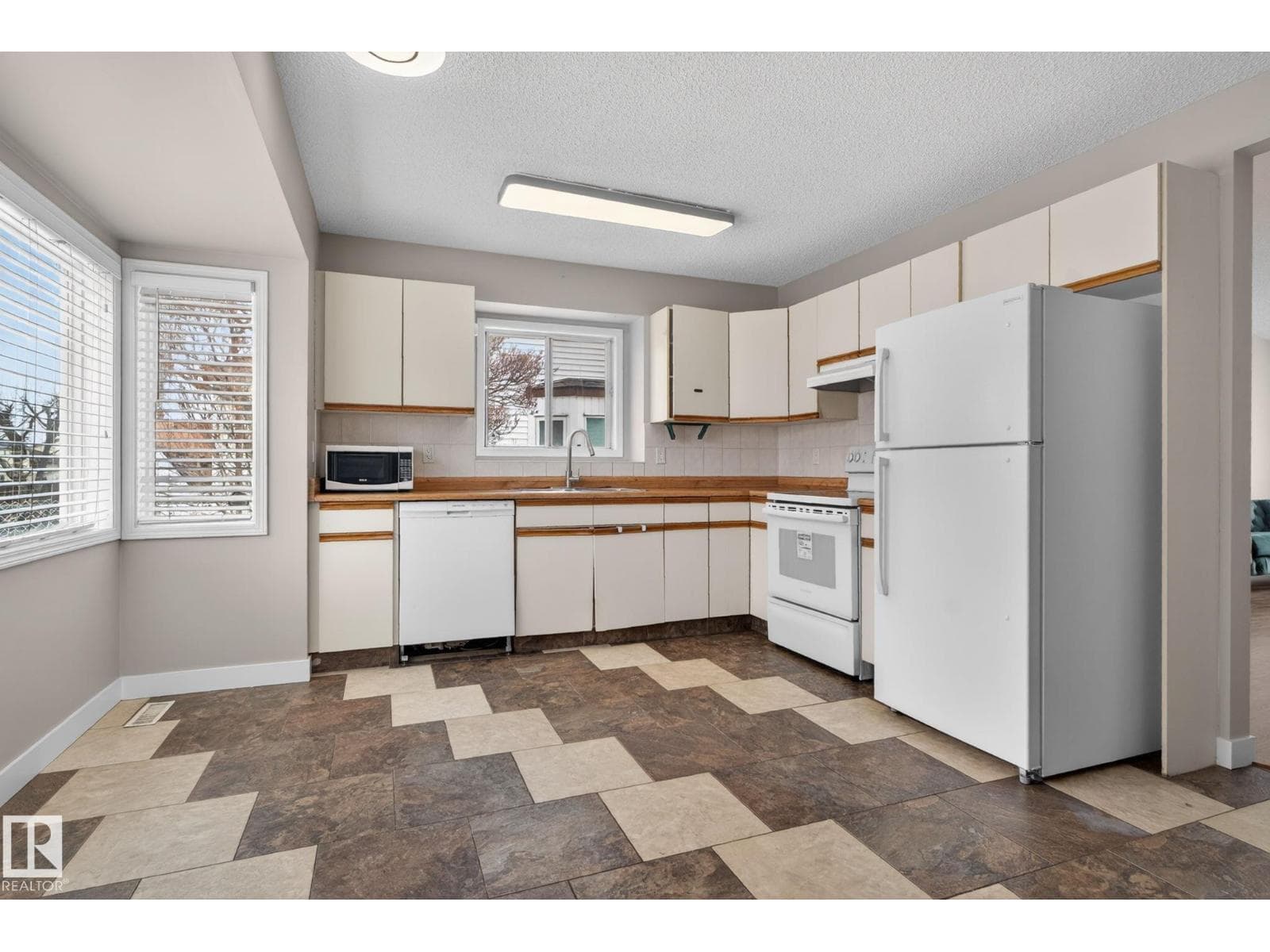 18604 97A AV NW photo 7
