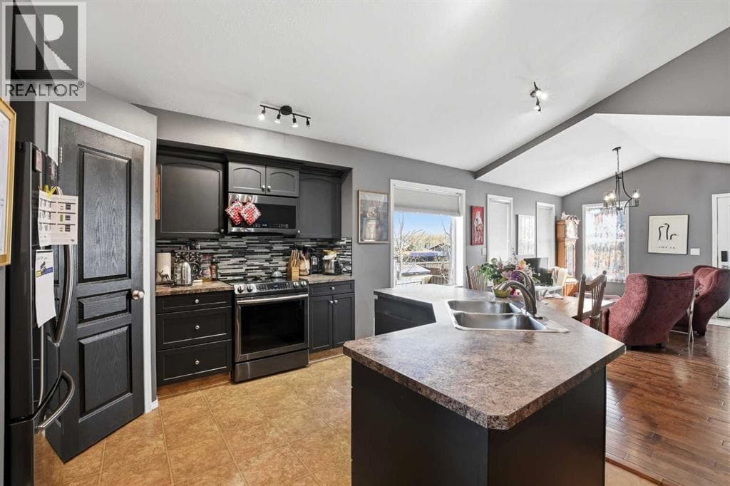 6827 59 St Close photo 3