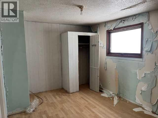 5402 50 Street photo 2