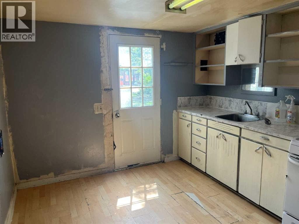 4503 45 Street photo 2