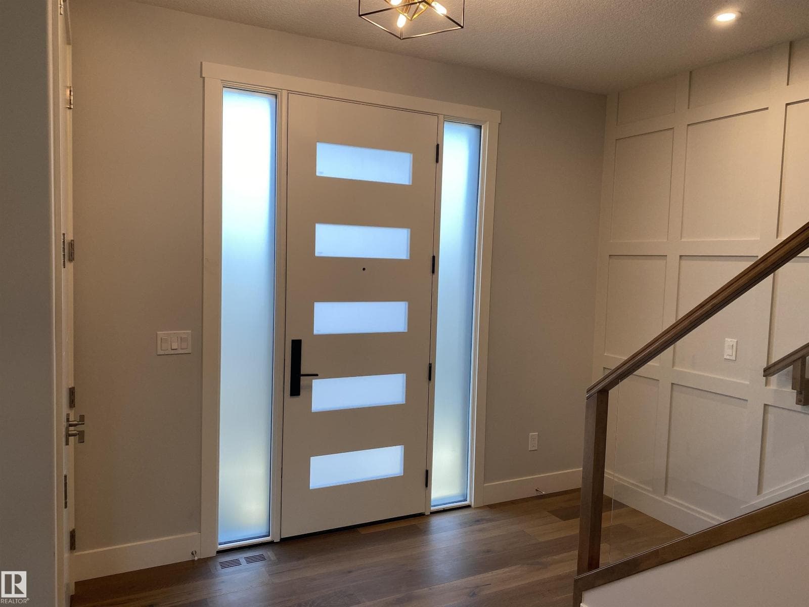 9515 75 AV NW photo 3