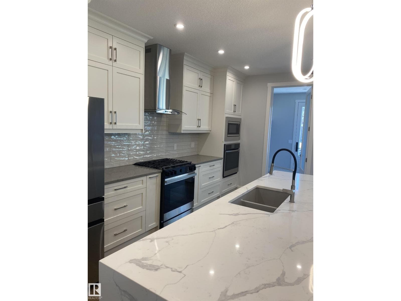 9515 75 AV NW photo 9