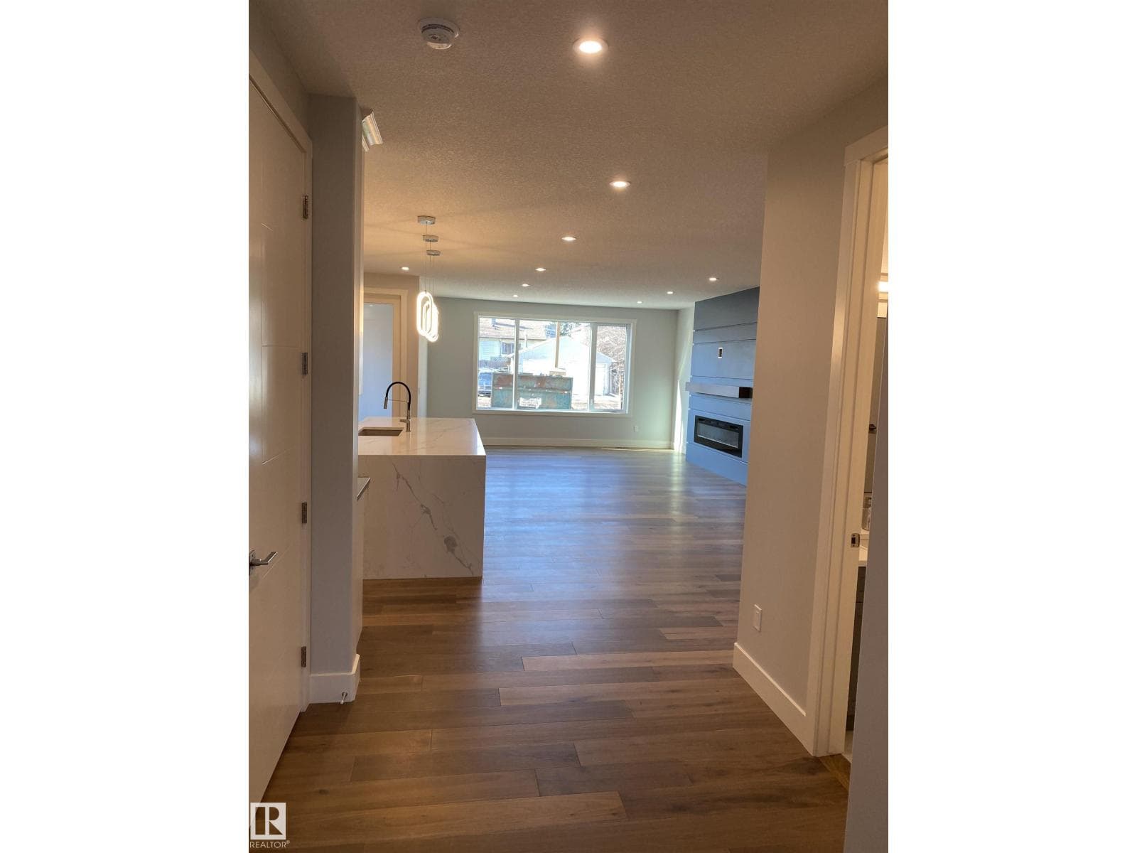 9515 75 AV NW photo 5
