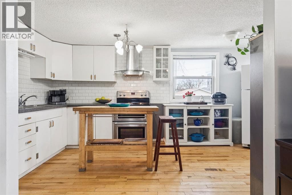 7417 24 Street SE photo 3