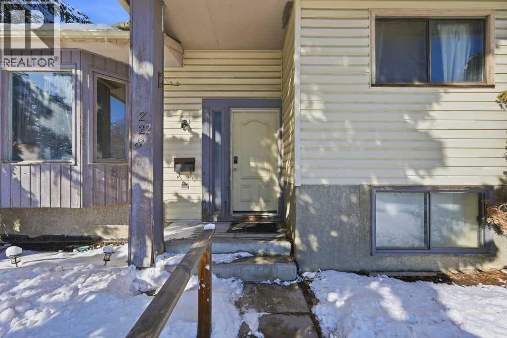 228 Castleridge Drive NE photo 3