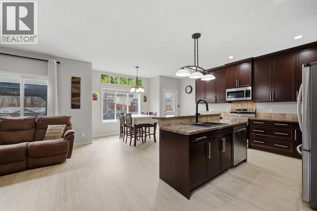 1198 Kingston Crescent SE photo 9