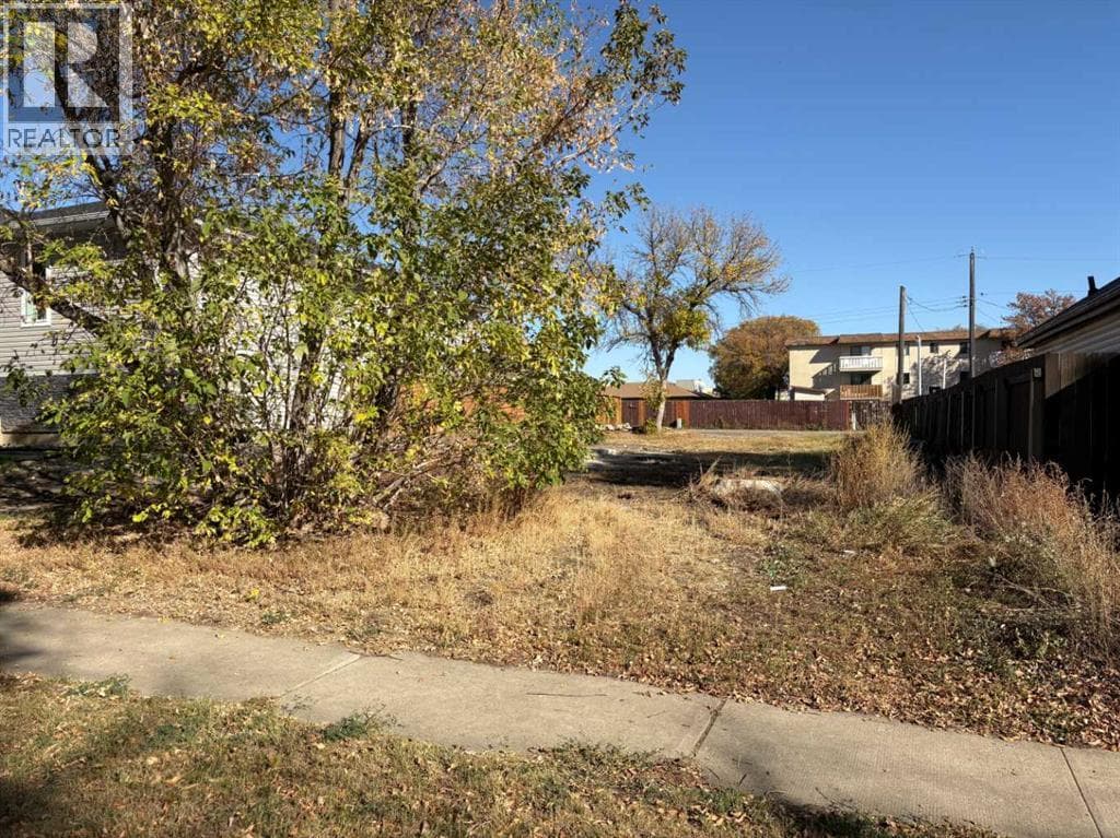 341 20 Street N photo 2