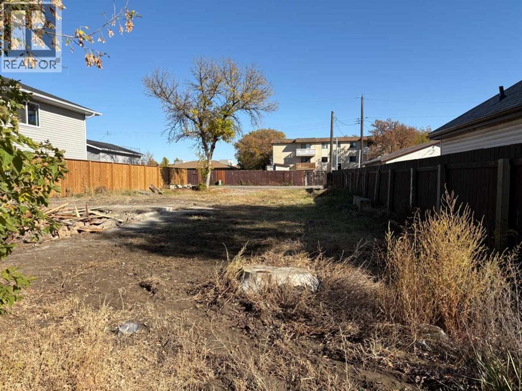341 20 Street N photo 3