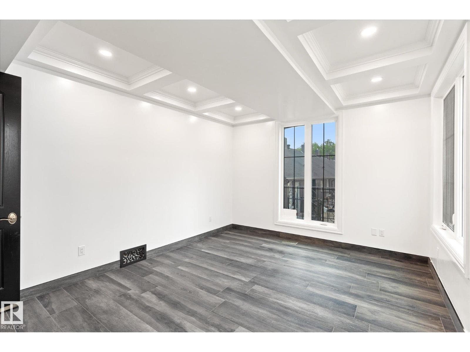 11833 102 AV NW photo 11