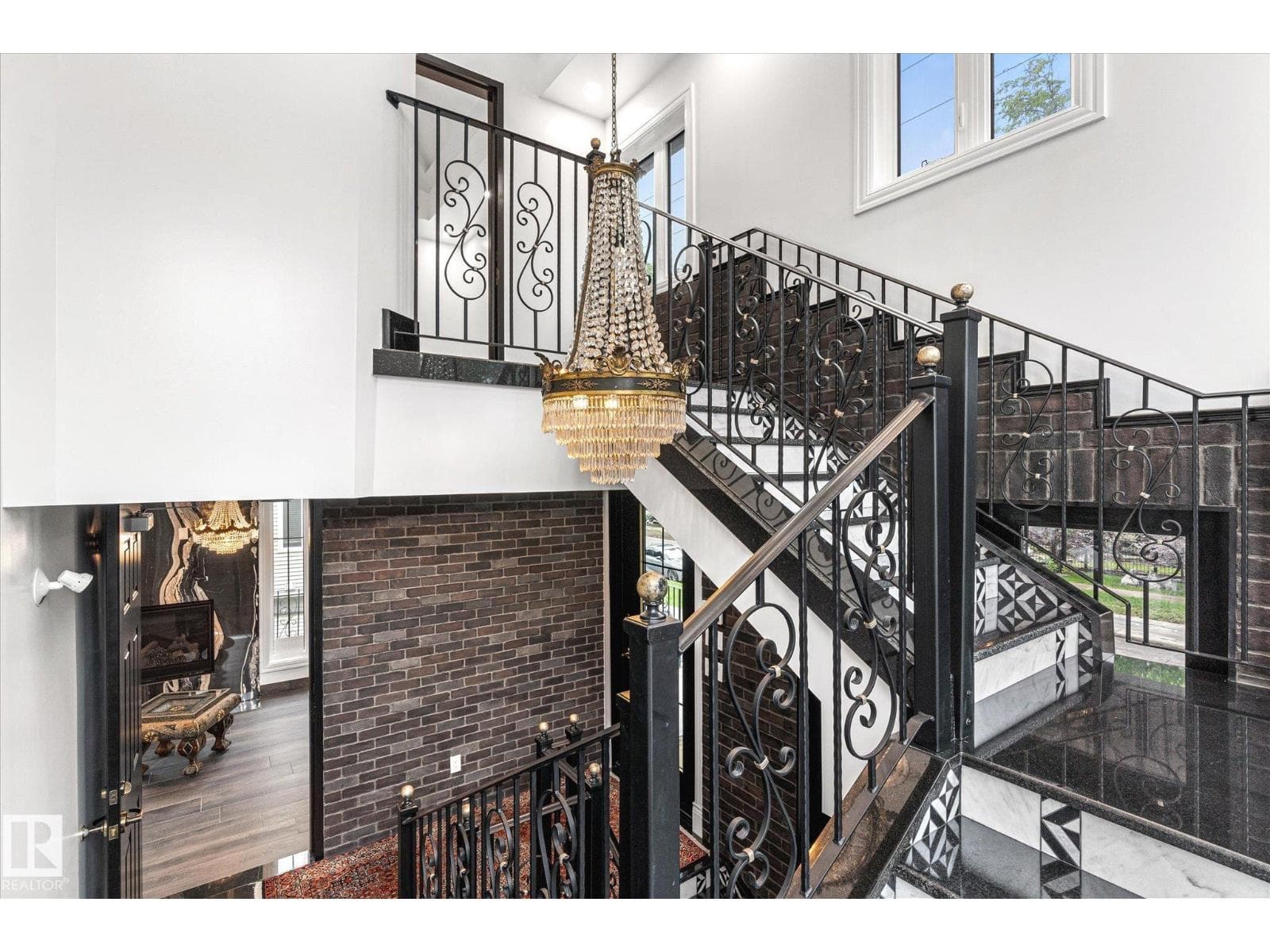 11833 102 AV NW photo 2