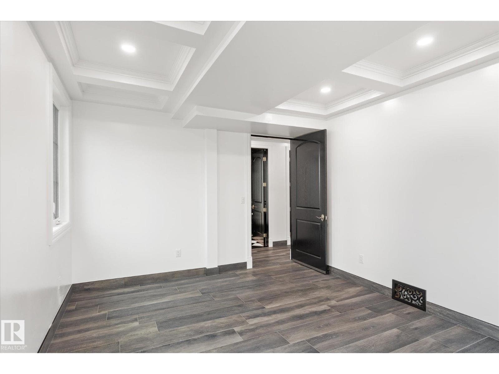 11833 102 AV NW photo 12