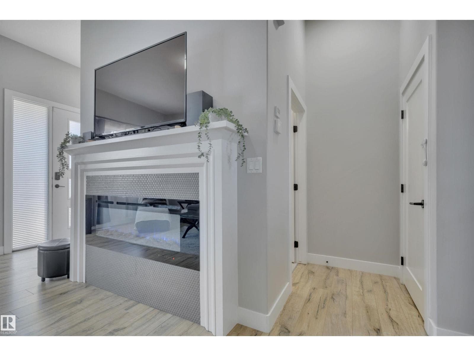 921 BERG PL photo 10
