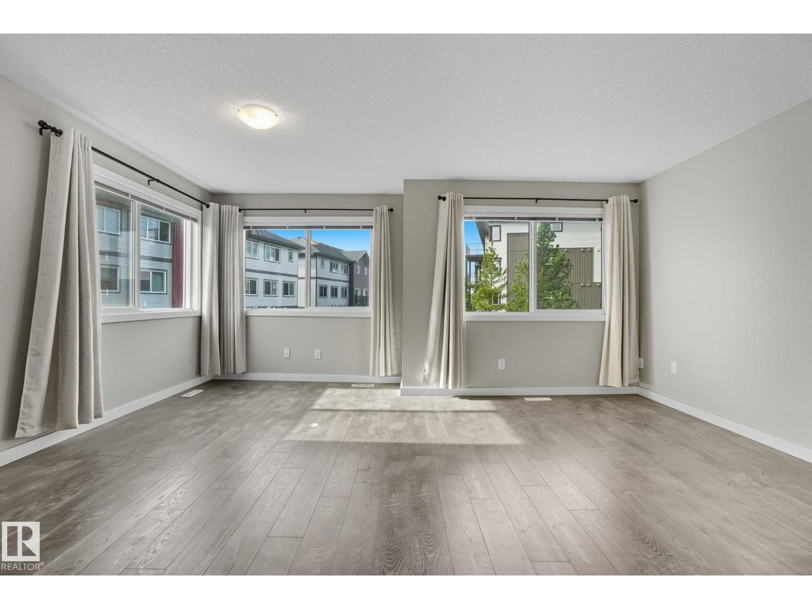 1604 33A ST NW photo 12