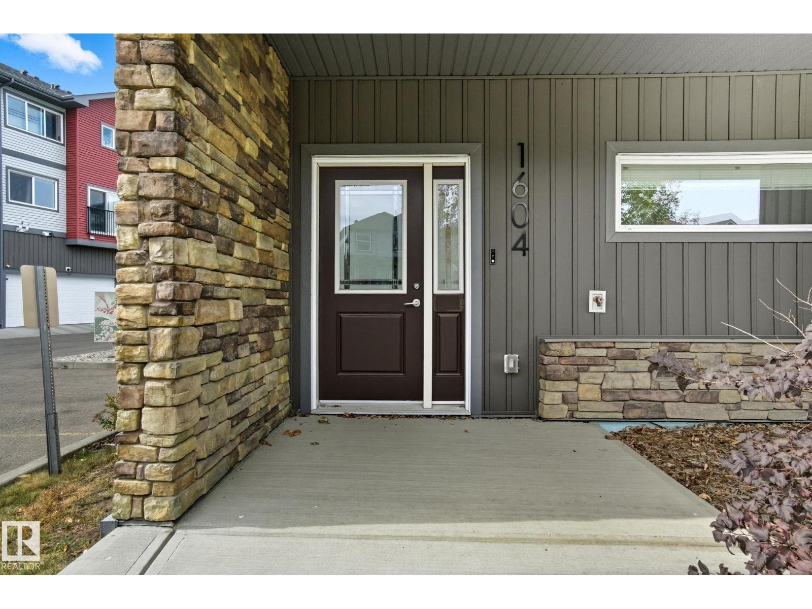 1604 33A ST NW photo 4