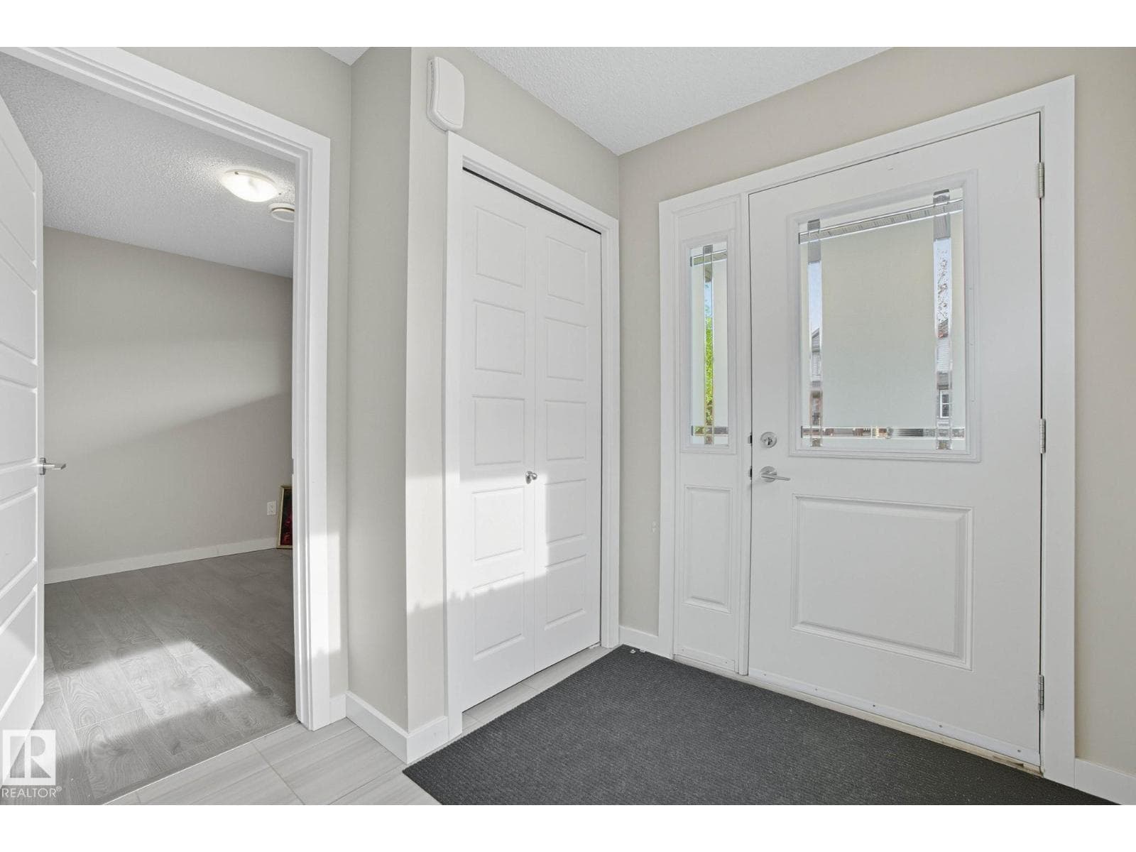 1604 33A ST NW photo 5