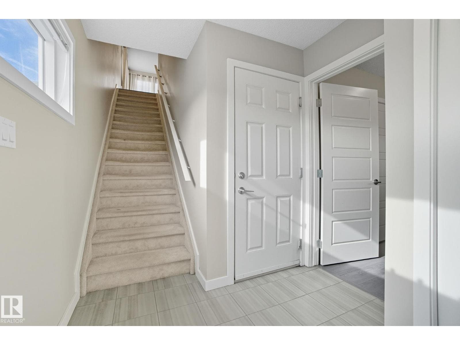 1604 33A ST NW photo 6