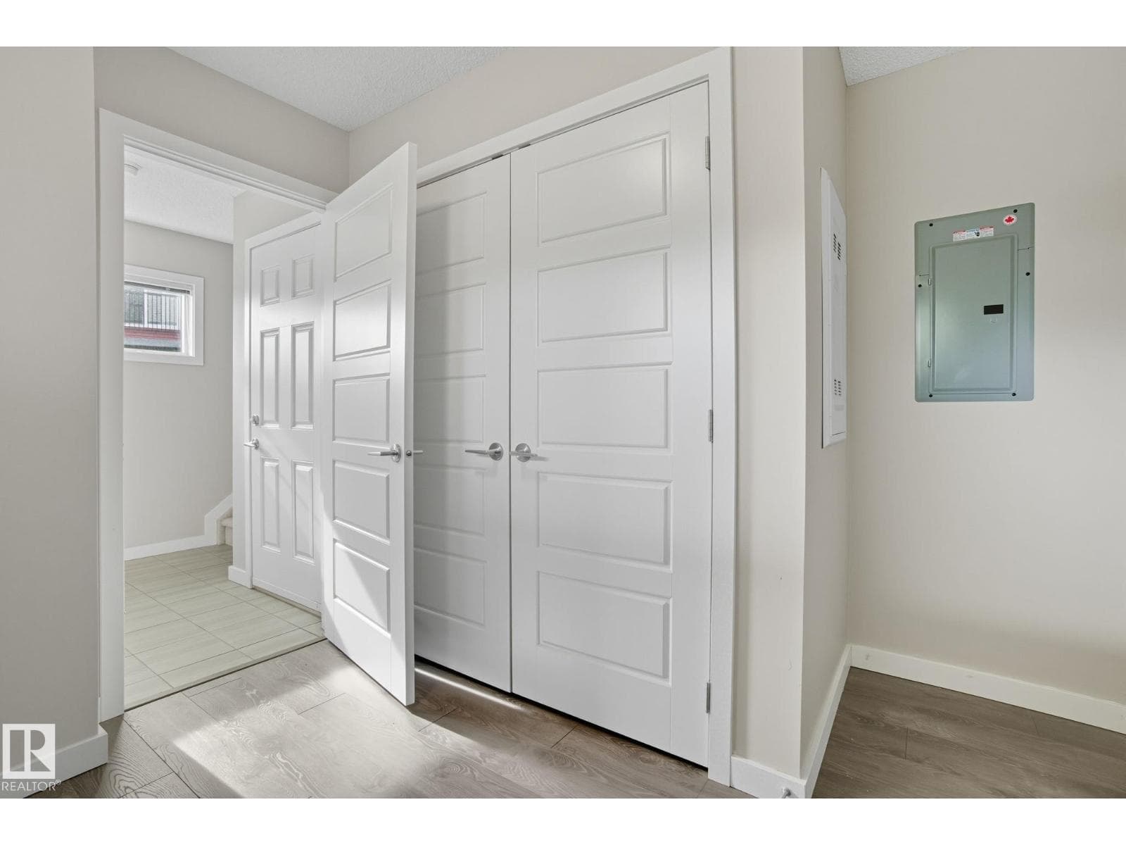 1604 33A ST NW photo 9