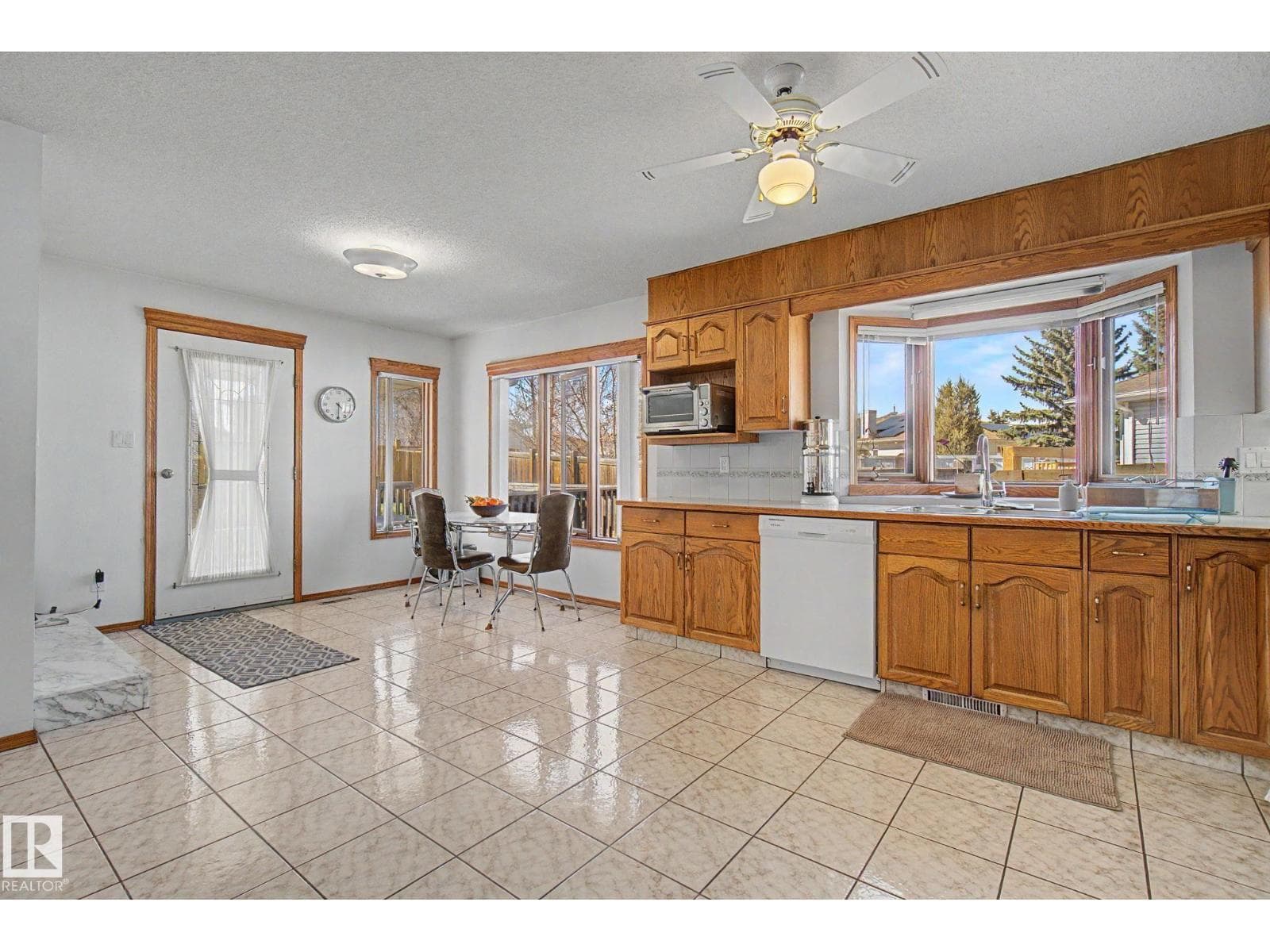 4228 46 ST NW photo 11