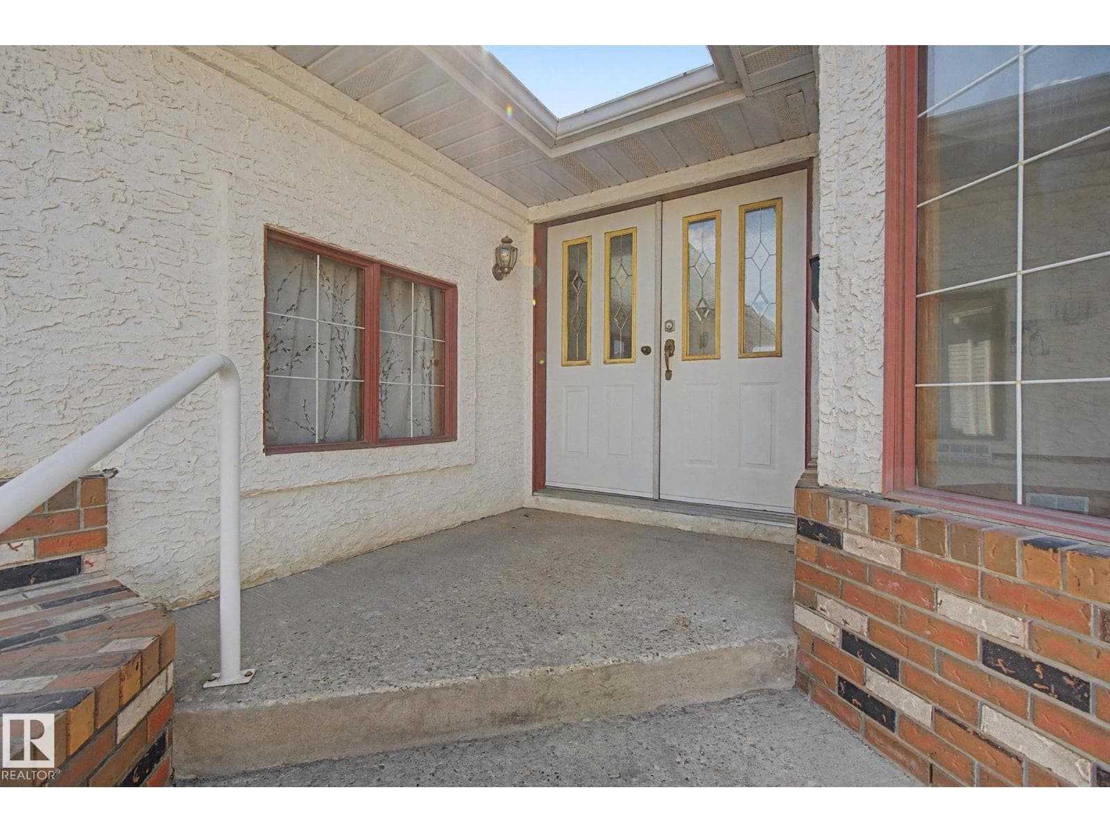 4228 46 ST NW photo 3