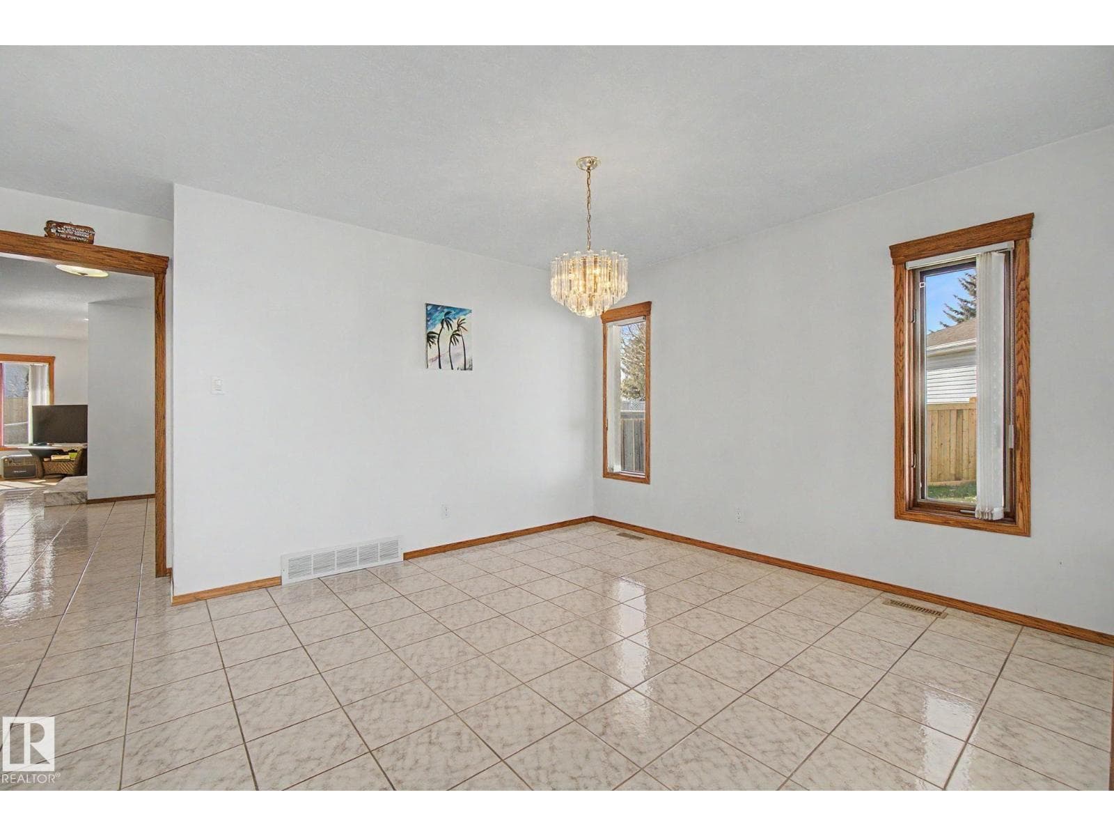 4228 46 ST NW photo 7