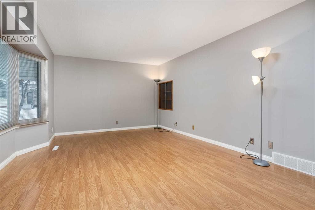 5218 53A Avenue photo 3