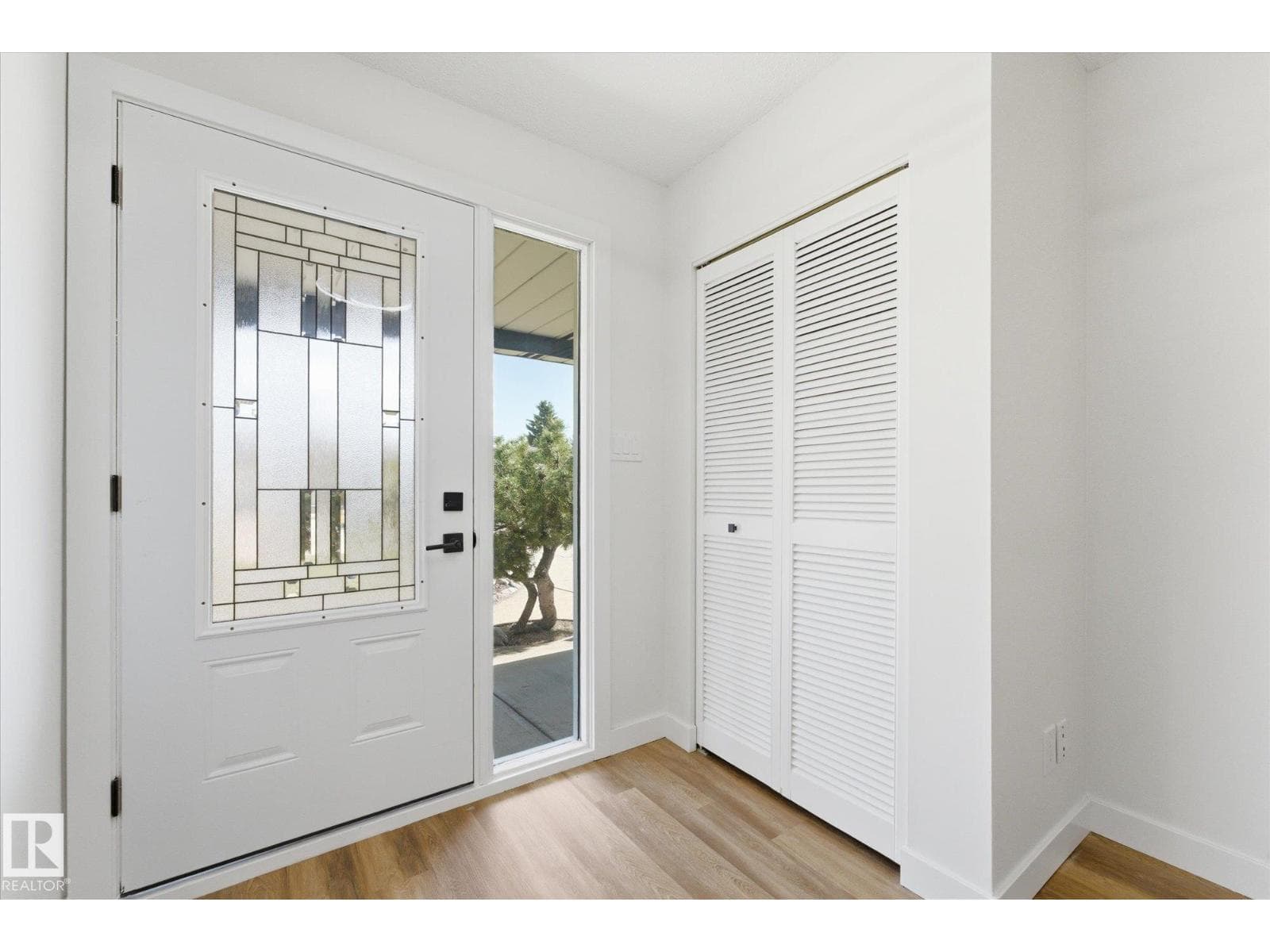 4224 110 ST NW photo 3
