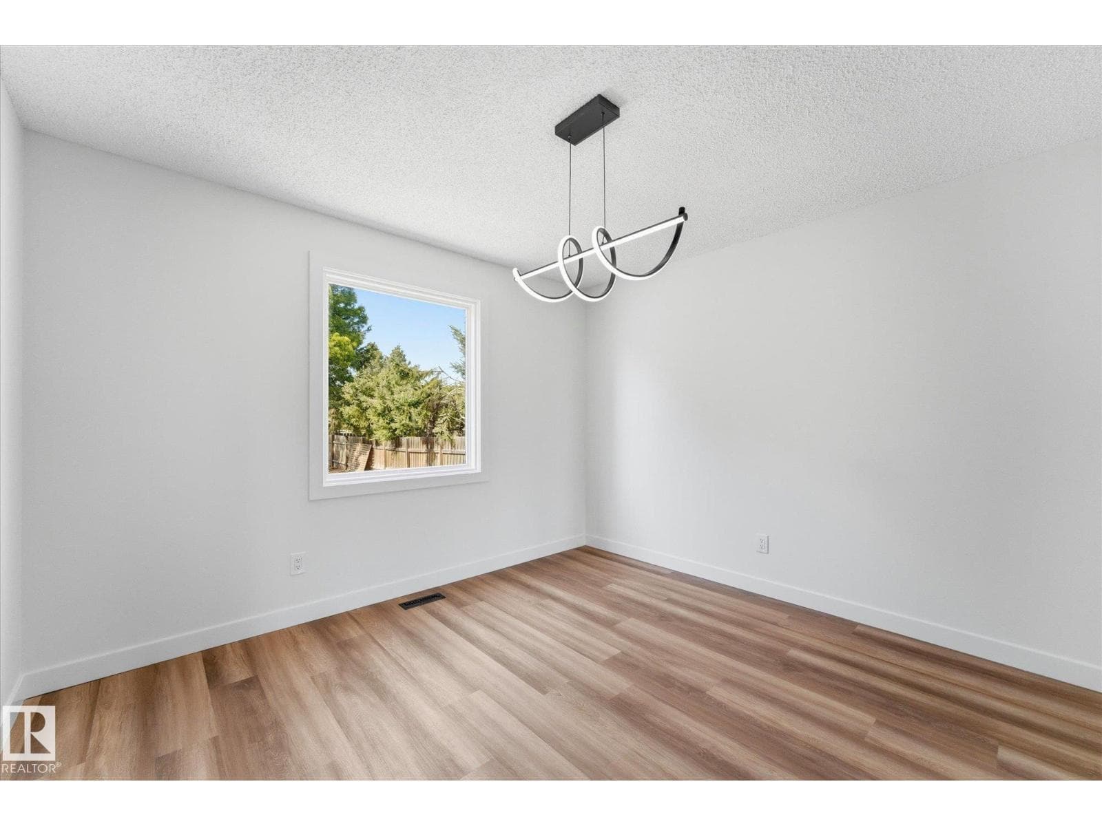 4224 110 ST NW photo 9