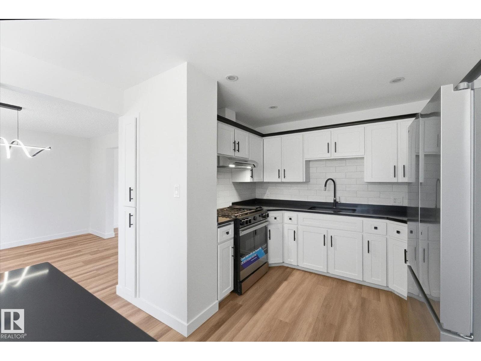 4224 110 ST NW photo 4