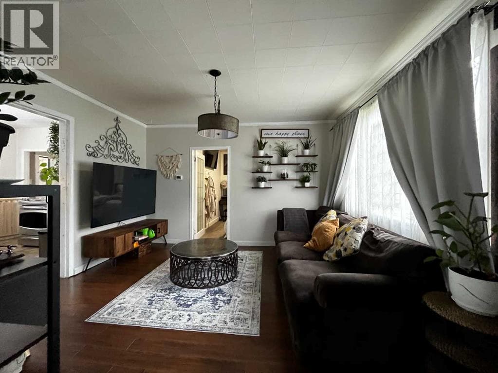 4621 5 Avenue photo 2