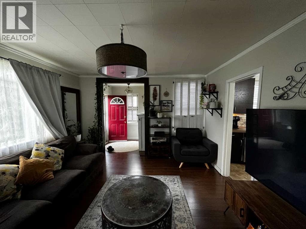 4621 5 Avenue photo 3