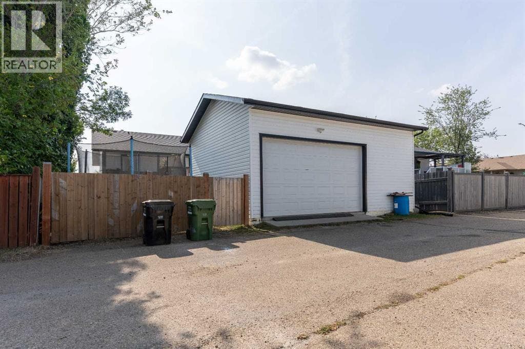 6122 32 Avenue — photo 2