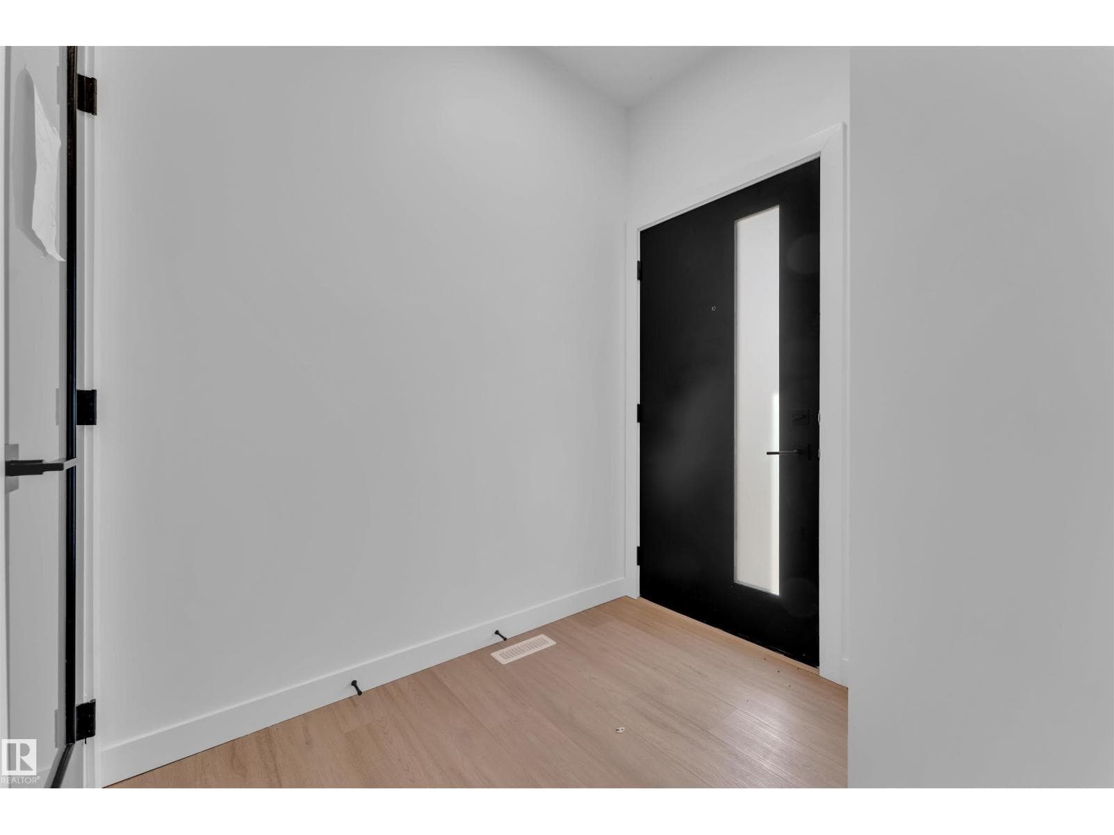 30 TILIA PL — photo 3