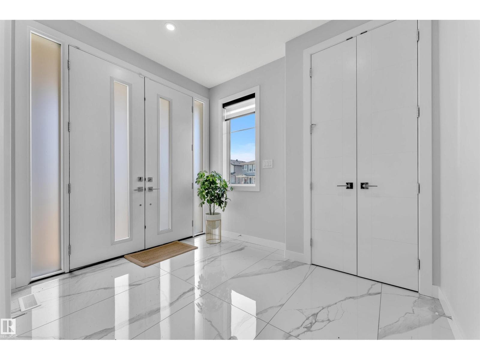 377 Linden LO — photo 2