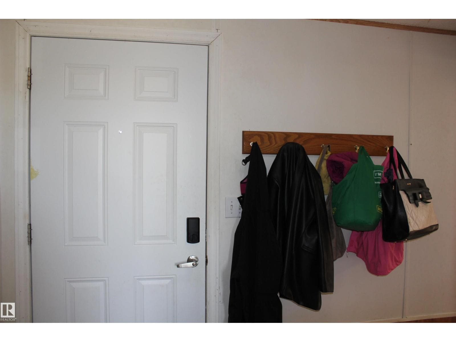 4610 51 AV — photo 2