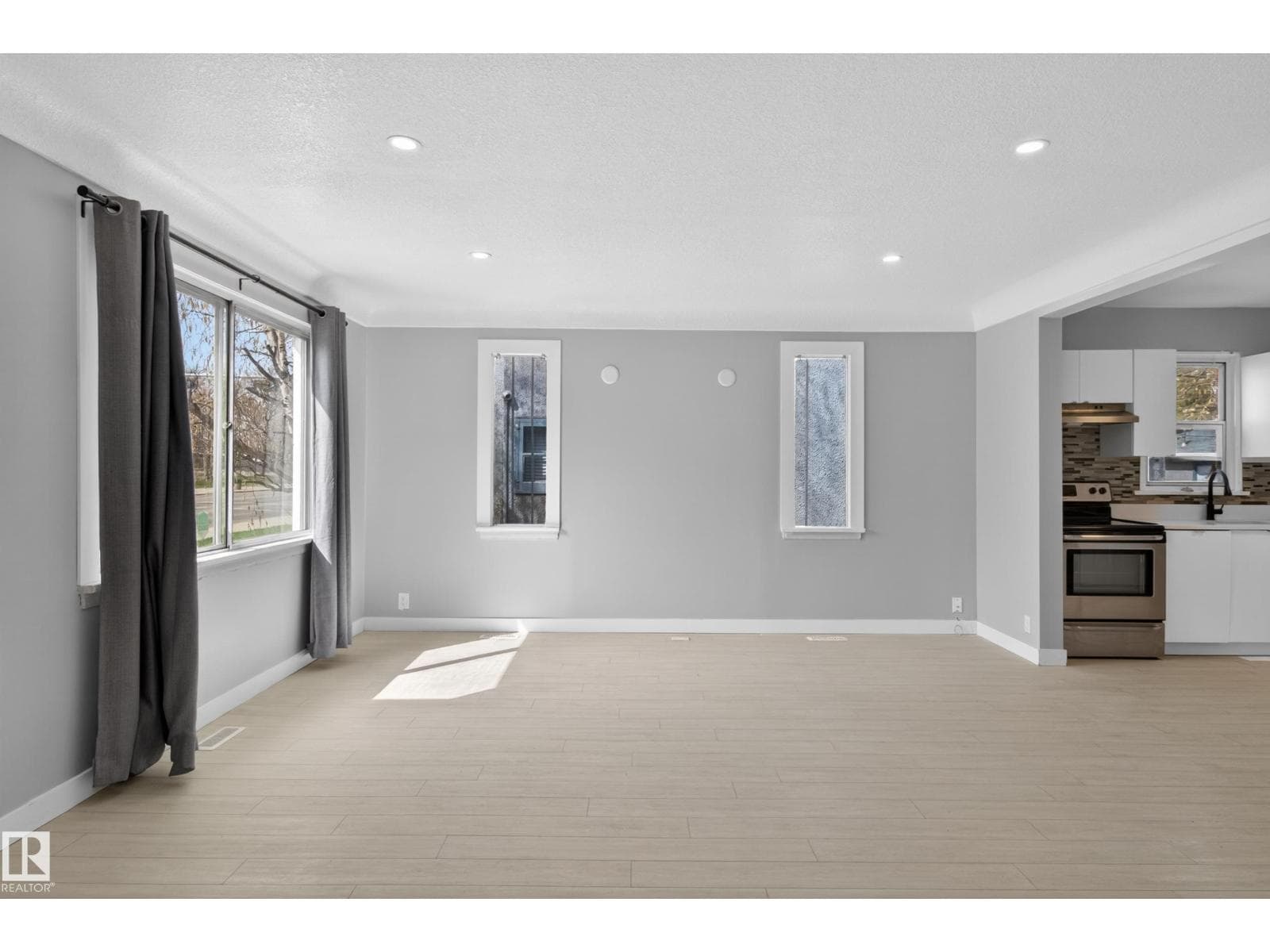 8722 112 AV NW — photo 5