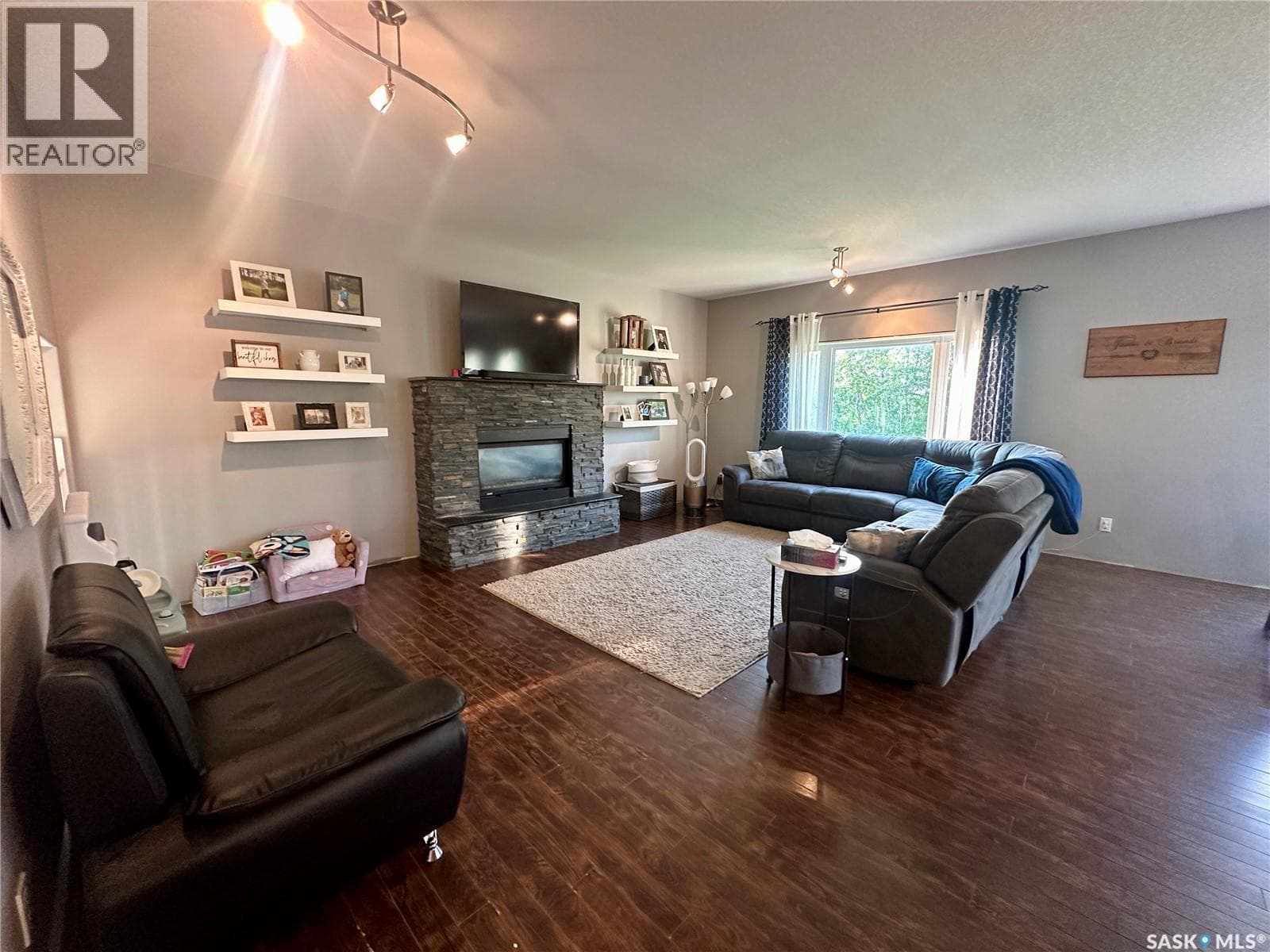 205 Roberts AVENUE — photo 4