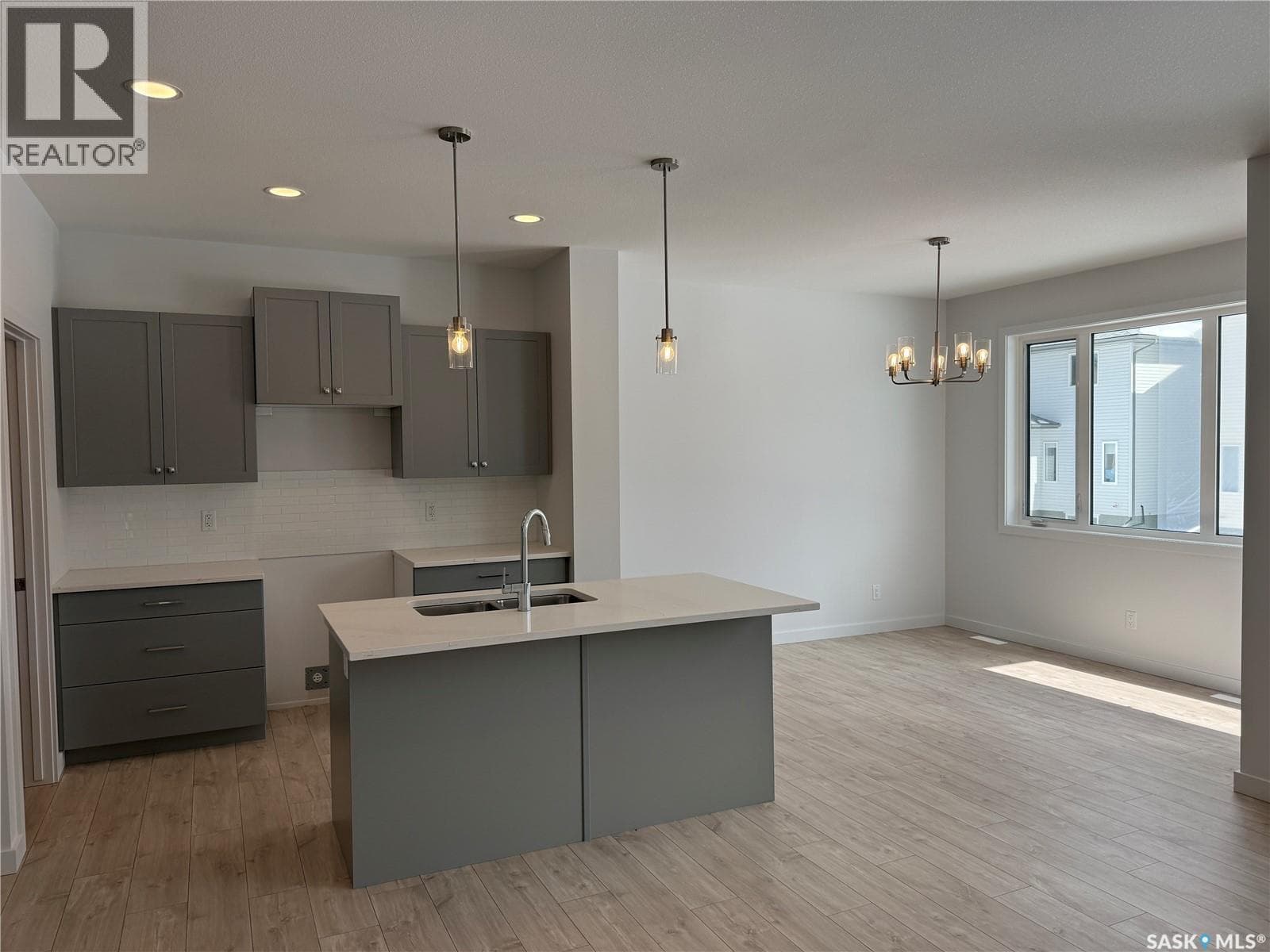 919 Traeger MANOR — photo 4