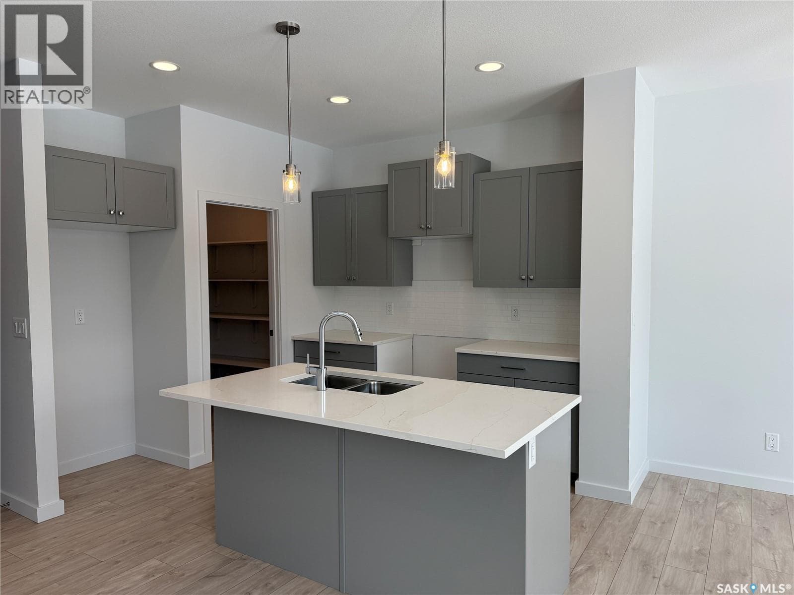 919 Traeger MANOR — photo 3