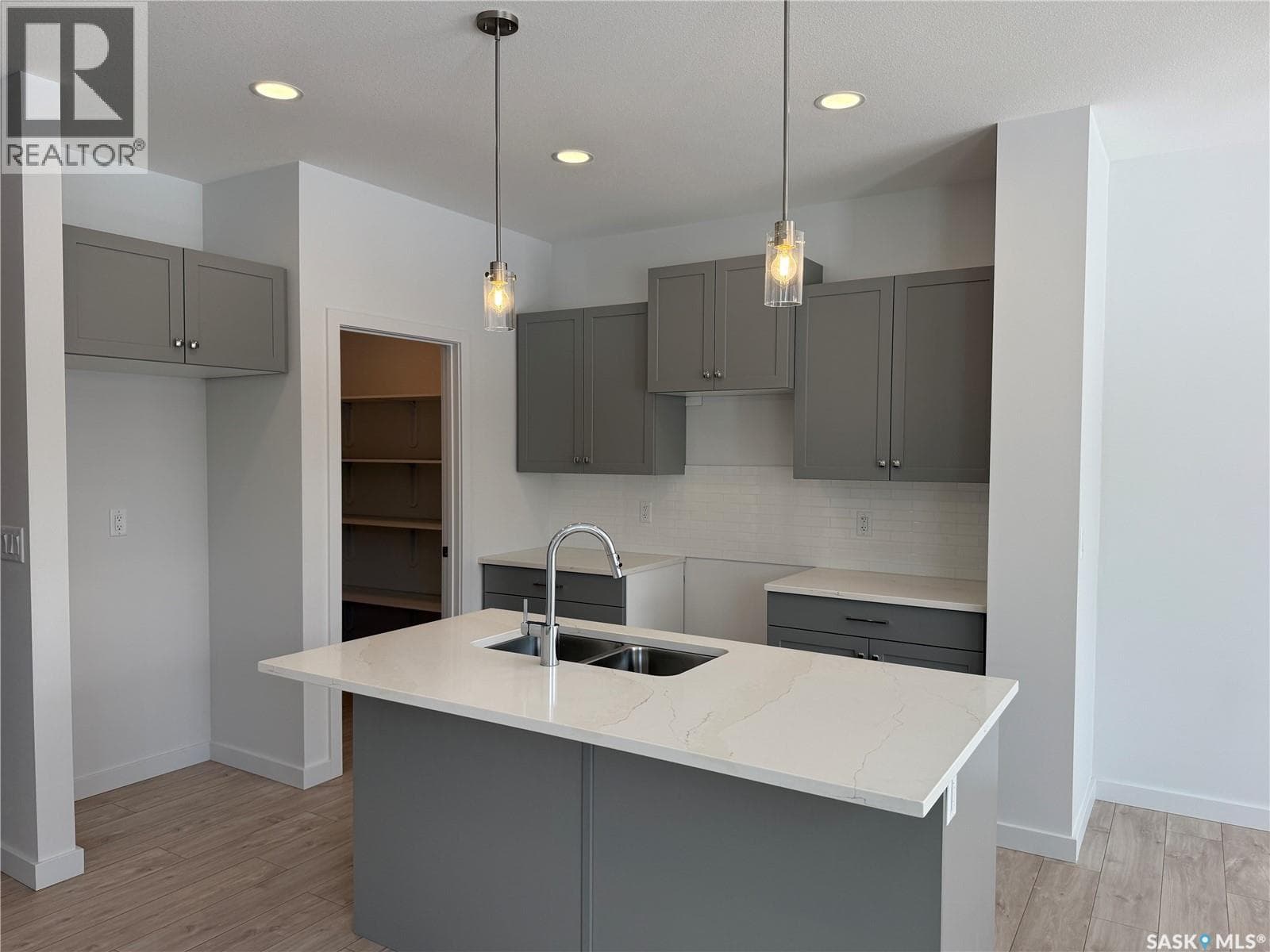 919 Traeger MANOR — photo 2