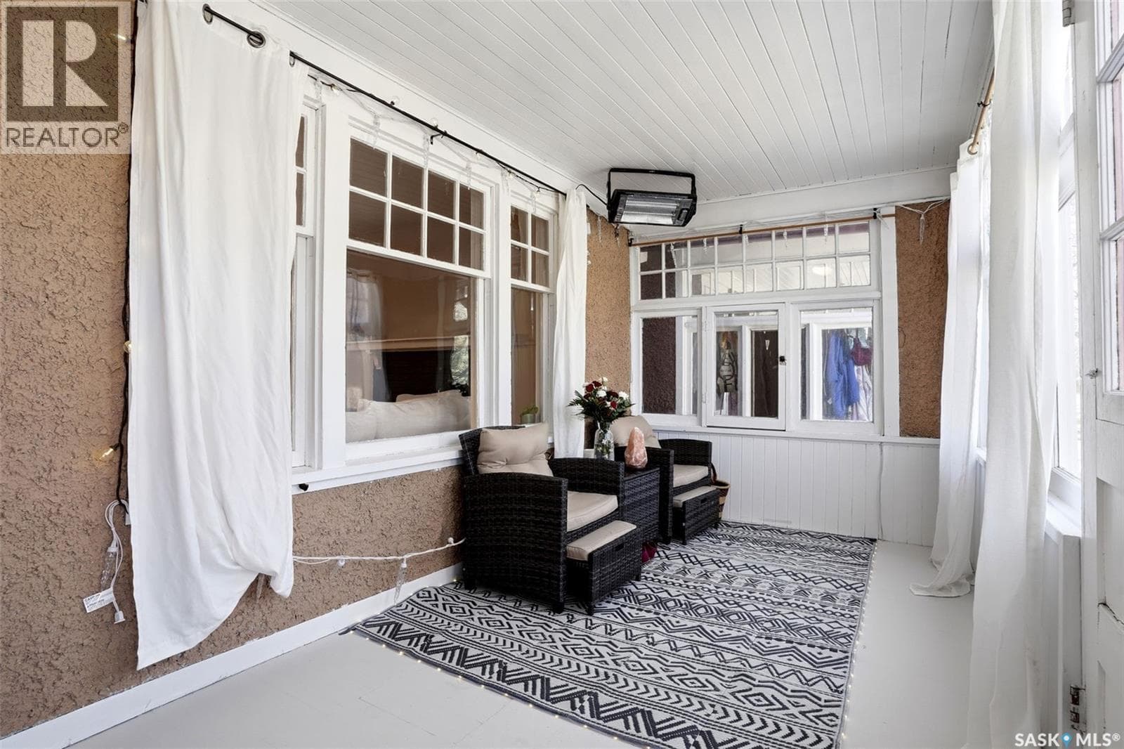 2273 Cameron STREET — photo 3