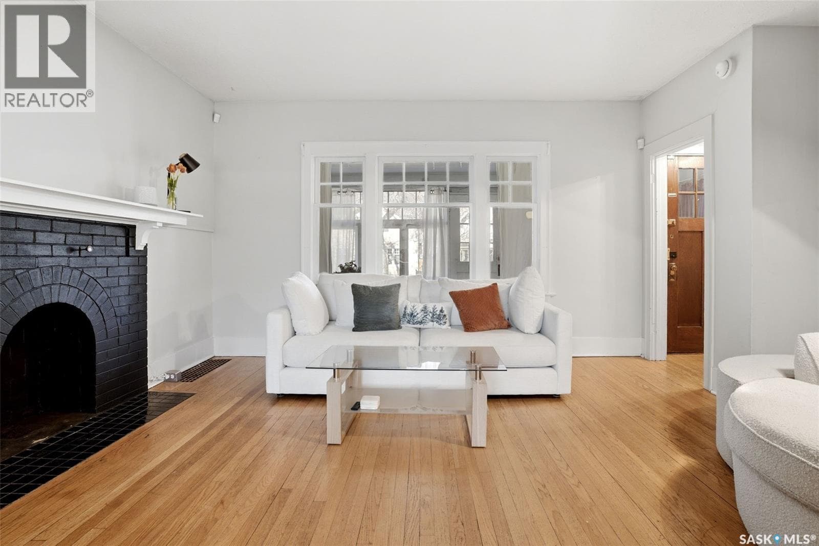 2273 Cameron STREET — photo 4